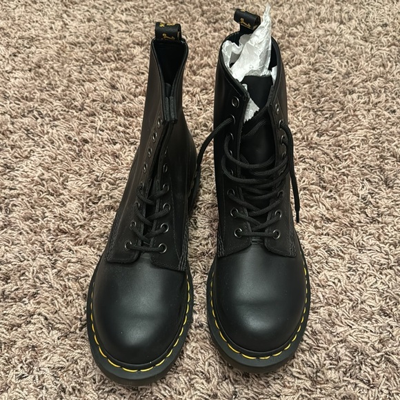 Dr. Martens 1460 Smooth Leather Lace Up Boots Black Womens US NWOT - Picture 2 of 6